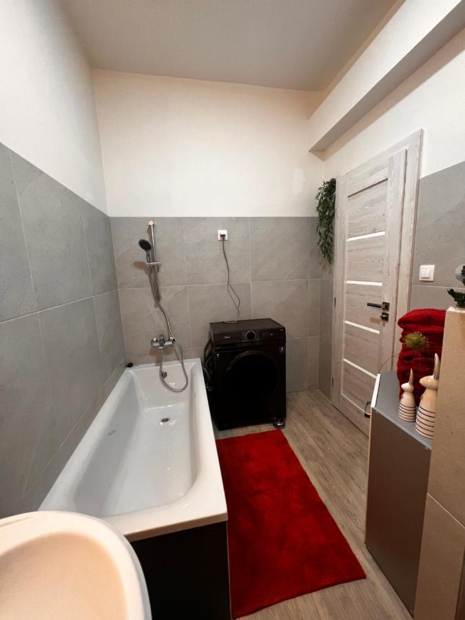 Apartmany V Centre - Vlastna Izba So Spolocnou Kuchynou A Kupelnou Moze Byt Zdielana 2 Inymi Izbami Мартін Екстер'єр фото