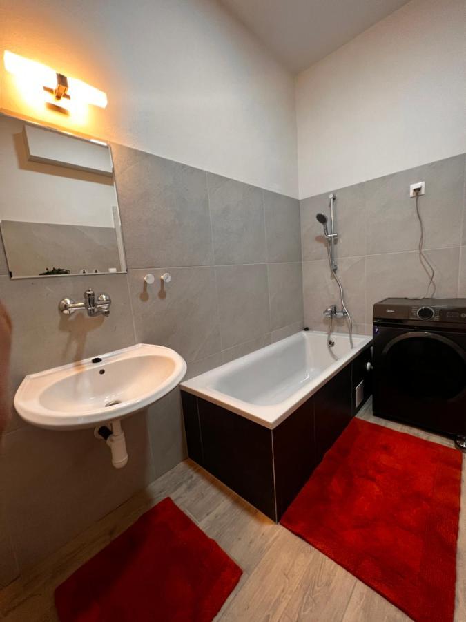 Apartmany V Centre - Vlastna Izba So Spolocnou Kuchynou A Kupelnou Moze Byt Zdielana 2 Inymi Izbami Мартін Екстер'єр фото